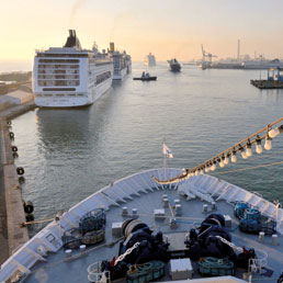 Una veduta del porto di Civitavecchia con le grandi navi da crociera all'attracco