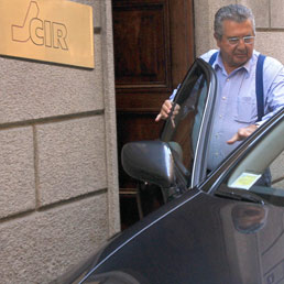 L'ingegnere Carlo De Benedetti arriva presso la sede della Cir a Milano (Ansa)