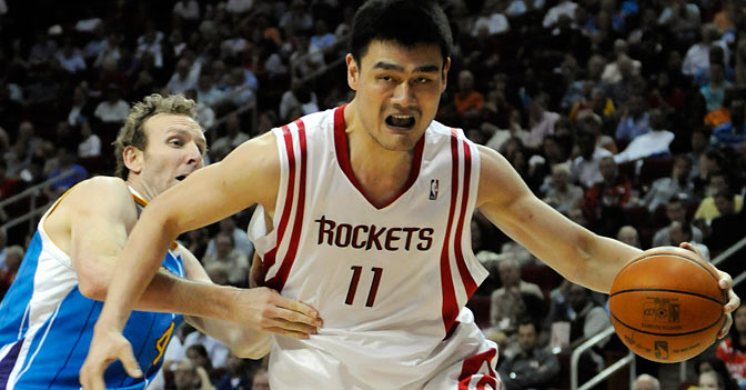 E la Cina diventa più ricca del Giappone. Nella foto il giocatore di basket Yao Ming, prossimo testimonial dello spot tv che il governo di Pechino sta preparando per promuovere la propria immagine nel mondo (AP Photo) E la Cina diventa più ricca del Giappone. Nella foto il giocatore di basket Yao Ming, prossimo testimonial dello spot tv che il governo di Pechino sta preparando per promuovere la propria immagine nel mondo (AP Photo)