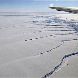 Le fratture lungo il Pine Island Glacier fotografate da un Dc8 della Nasa nell'ottobre 2011 (Credit: Michael Studinger/NASA)