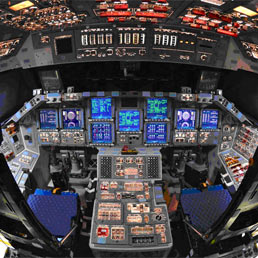 La cabina di pilotaggio di Atlantis (Photographs © collectSPACE/Robert Z. Pearlman)